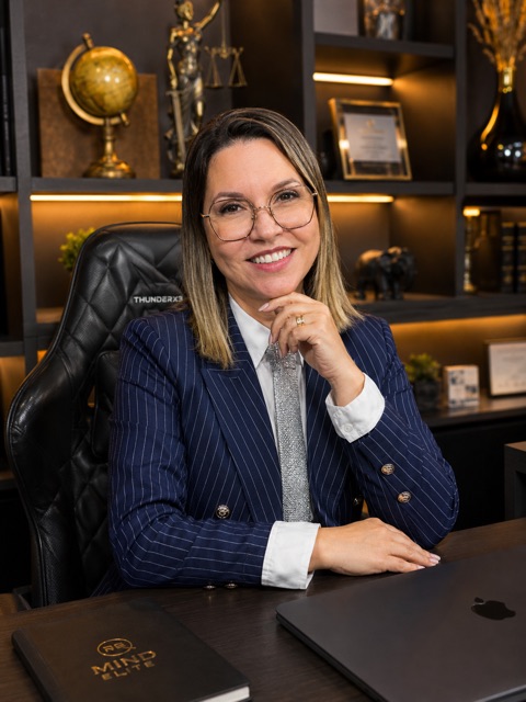 Dra. Andreia Martins, advogada previdenciária, no escritório em Capivari/SP